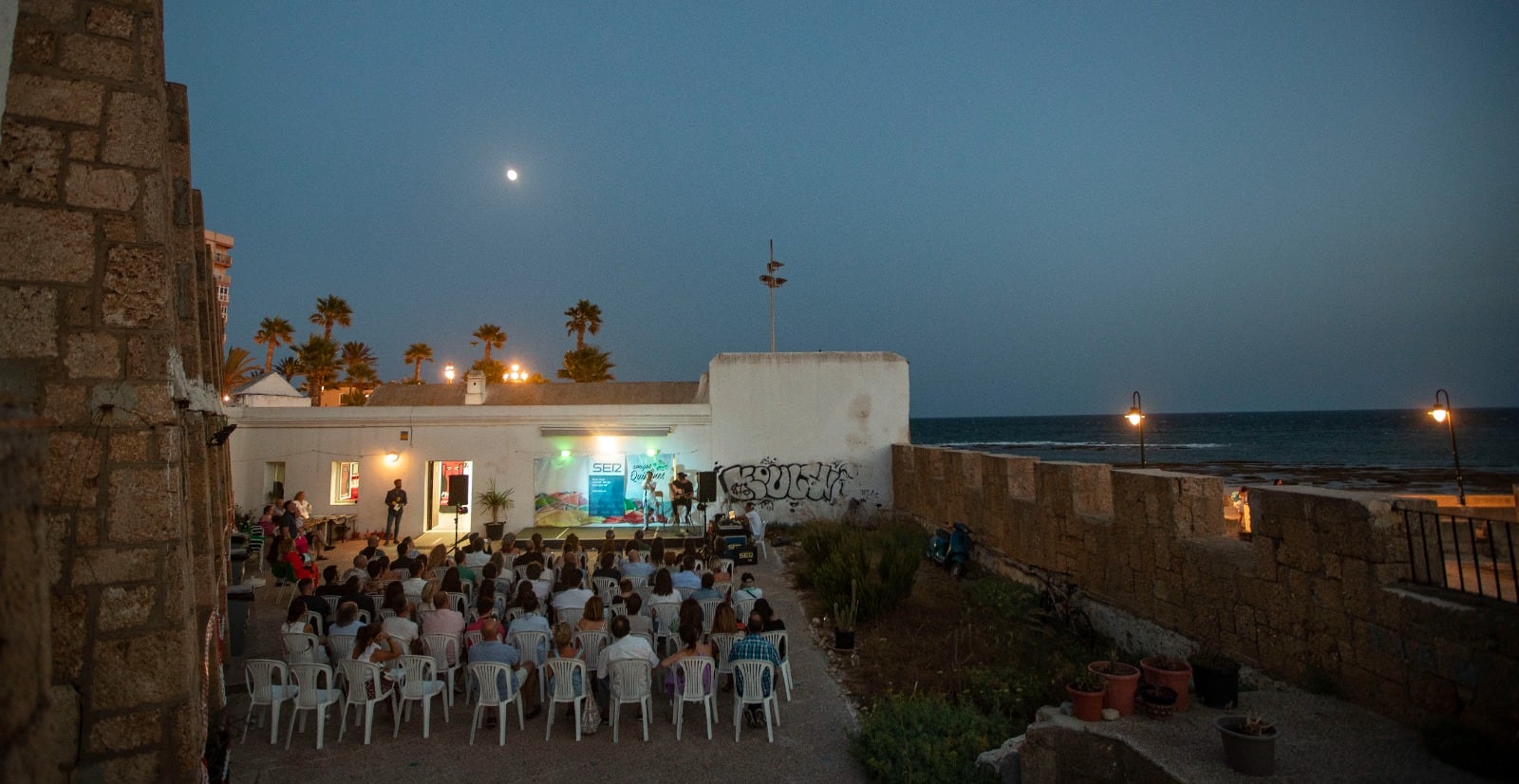 Presentación de Fenicia en el Espacio Quiñones, junto a la playa de La Caleta