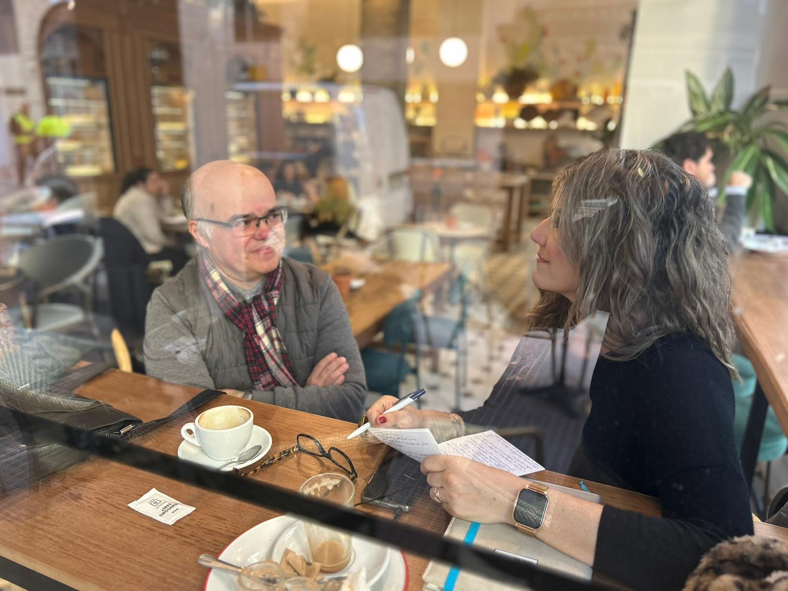 El catedrático en Geoquímica de la UHU, Jesús de la Rosa conversa con la periodista de la Cadena SER de Huelva, Ana Gil