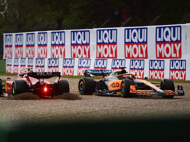 Daniel Ricciardo y Carlos Sainz en el momento del incidente que dejó fuera de juego al de Ferrari