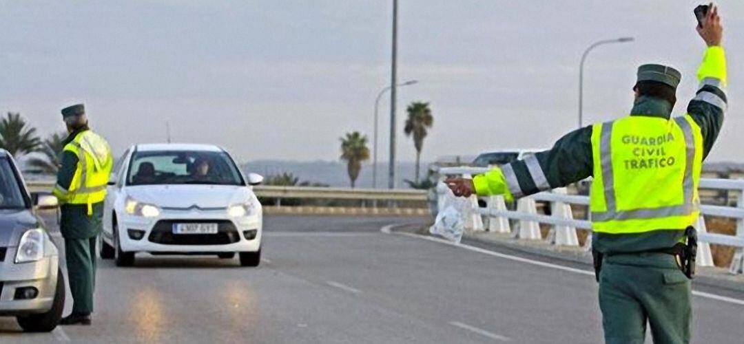 Control de Guardia Civil de Tráfico.