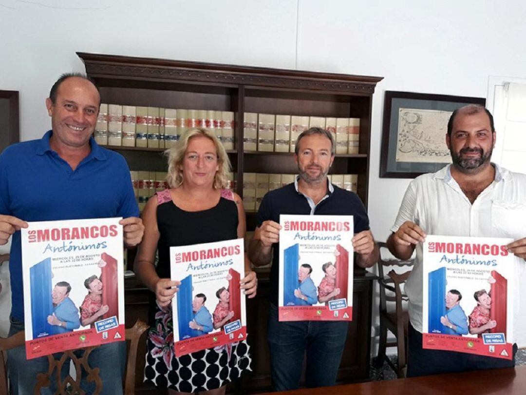 Imatge d'arxiu de la presentació de l'espectacle amb els representants municipals i Antoni Moll, a la dreta.