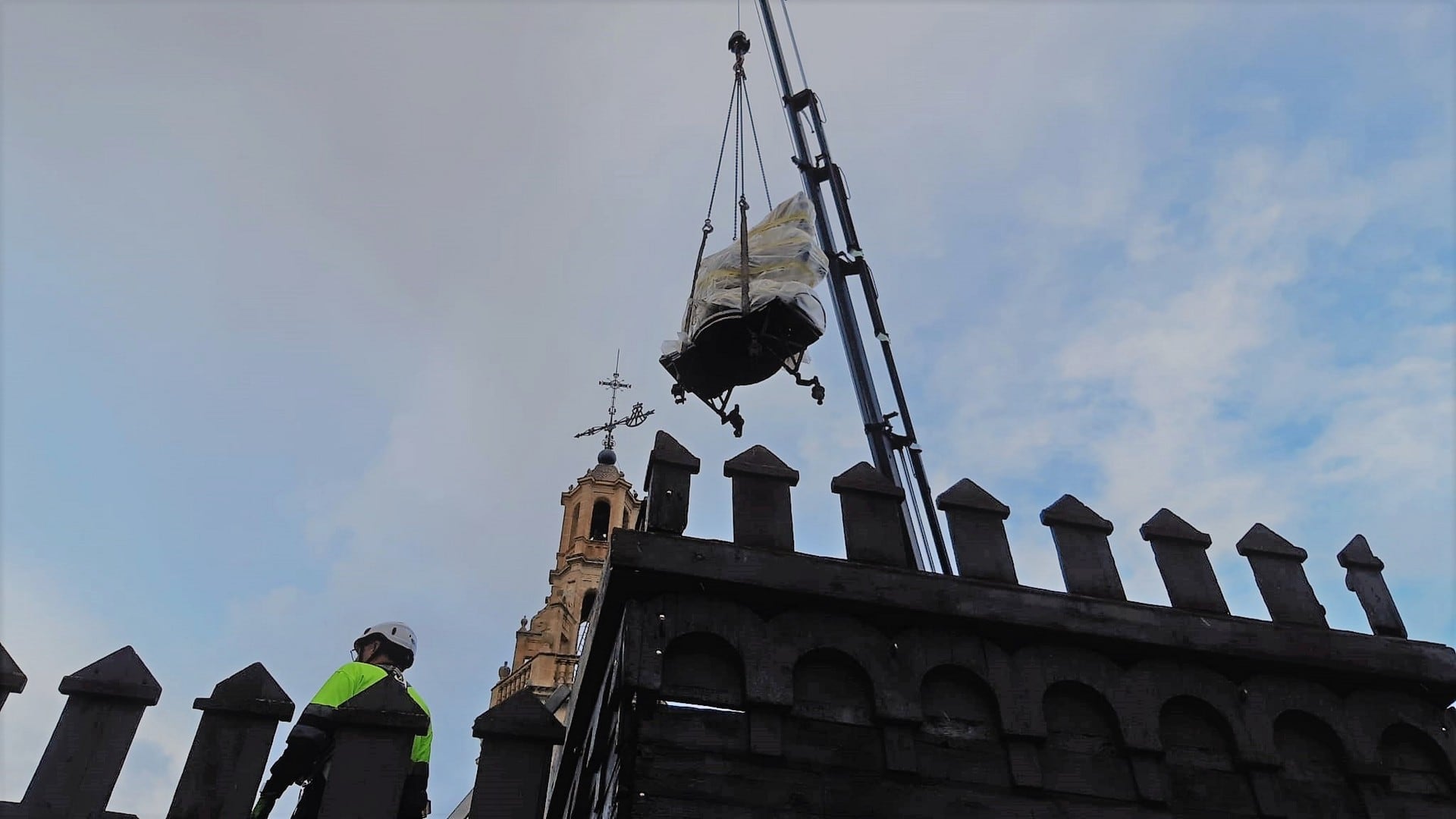 La brigada de Obras y Servicios del Ayuntamiento de Alcoy ya ha instalado el caballo de Sant Jordiet en el Castillo de Fiestas.
