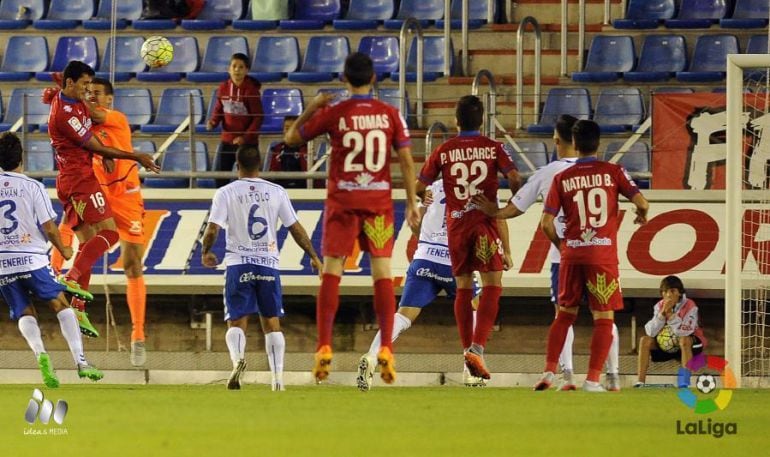 Juanma marca su último gol de rojillo ante el Tenerife la pasada temporada.