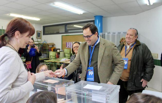 Paco Núñez votando en El Casar