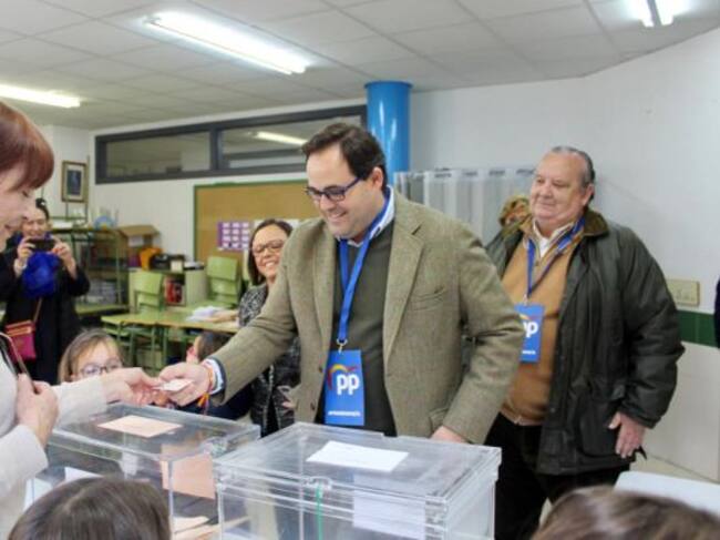 Paco Núñez votando en El Casar