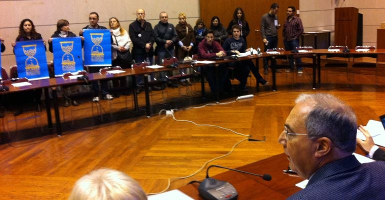 Membres de la Marea Blanca han interromput l'inici de la reunió per mostrar el seu rebuig al consorci.