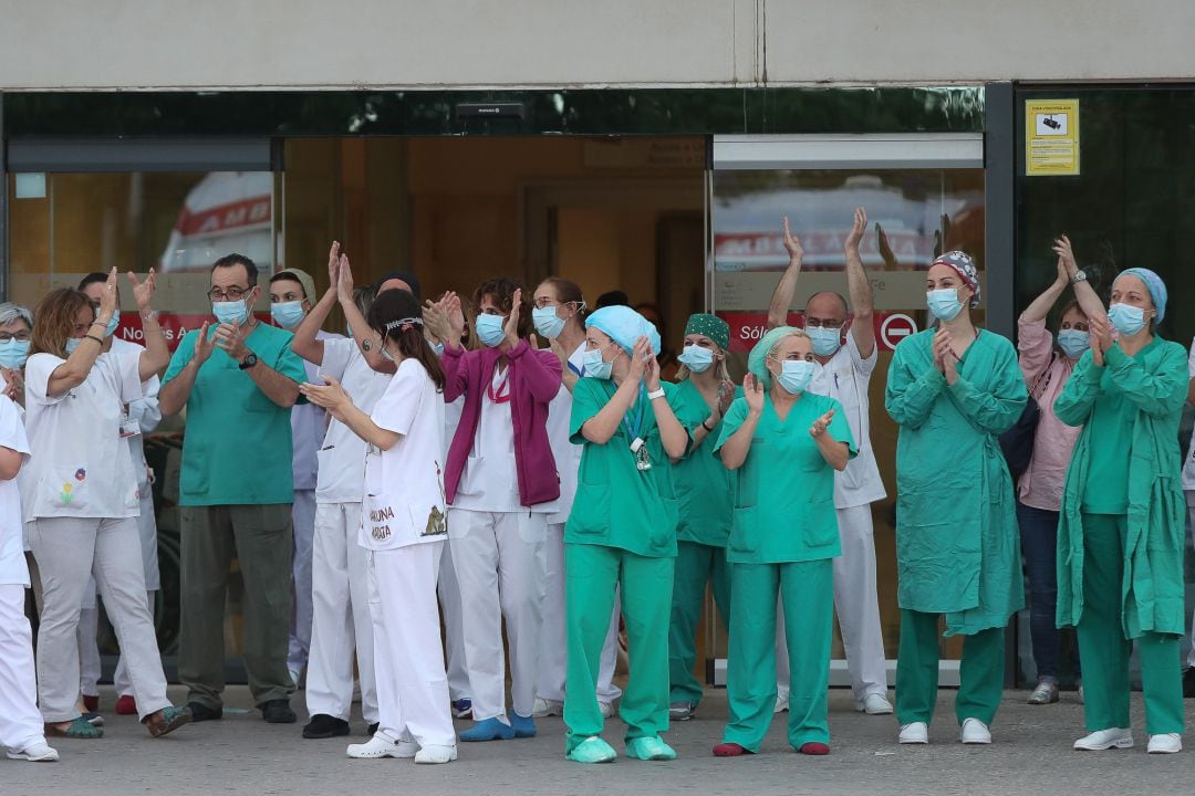 Varios trabajadores sanitarios del Hospital de la Fe de València aplauden en agradecimiento al apoyo recibido durante el último homenaje a los sanitarios durante la pandemia de coronavirus.