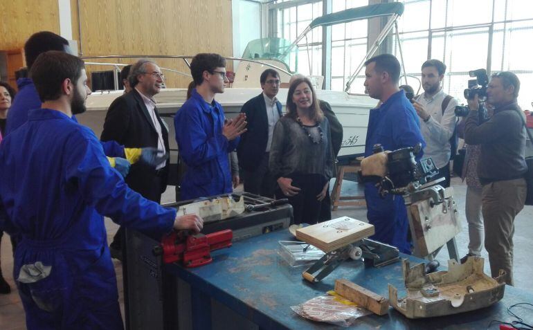 La presidenta del Govern visitó el Centre de la Mar y departió con los alumnos.