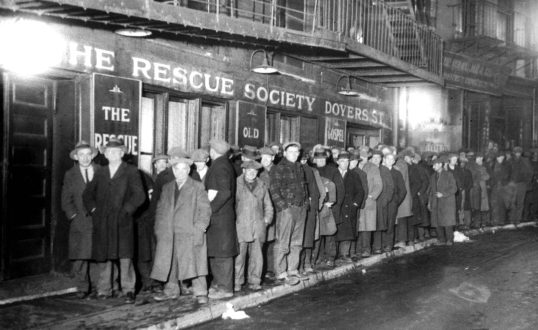 Trabajadores desempleados hacen cola en 1930 en Nueva York para recibir ayuda social.