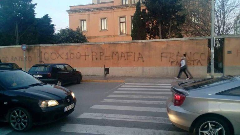 Pintadas contra el alcalde de La Línea, Juan Franco, aparecidas frente a la Jefatura de la Policía Local.