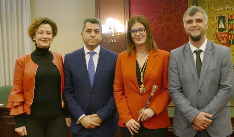 De izda a dcha, Arantxa Fernández, concejala de IUCM-LV; Roberto Sánchez, Primer teniente de Alcalde; Noelia Posse, alcaldesa de Móstoles y Gabriel Ortega, 2º Teniente de Alcalde