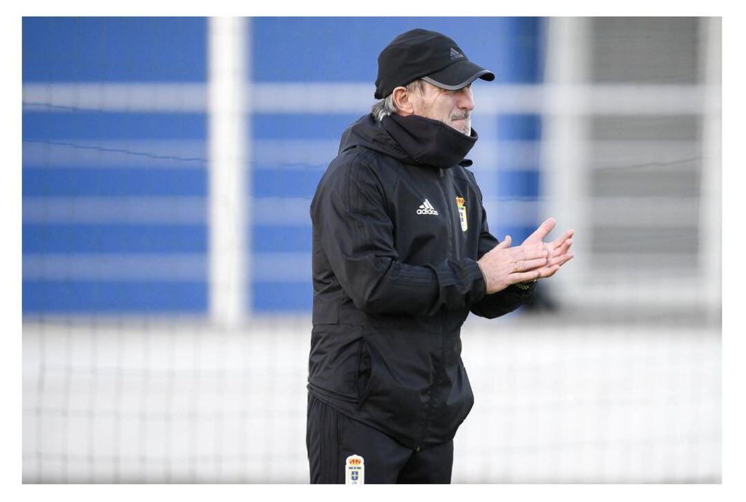 Anquela aplaude durante un entrenamiento en El Requexón.