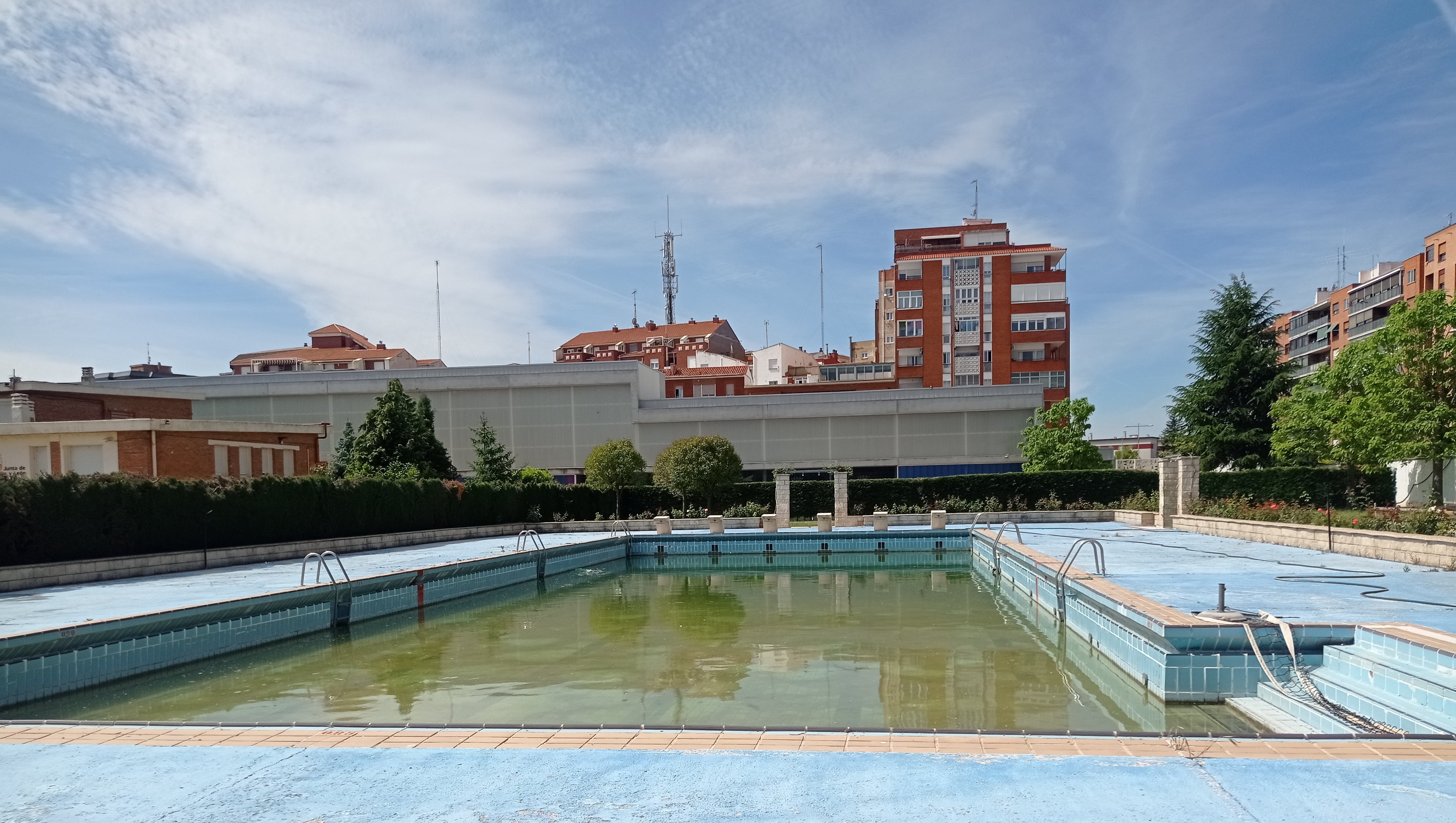 Aspecto que presenta en la actualidad la piscina del Campo de la Juventud