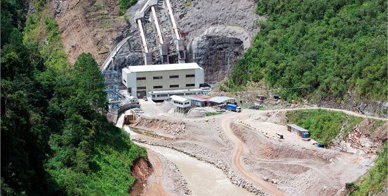 Imagen del proyecto hidroeléctrico RENACE, a orillas del río Cahabón en Guatemala