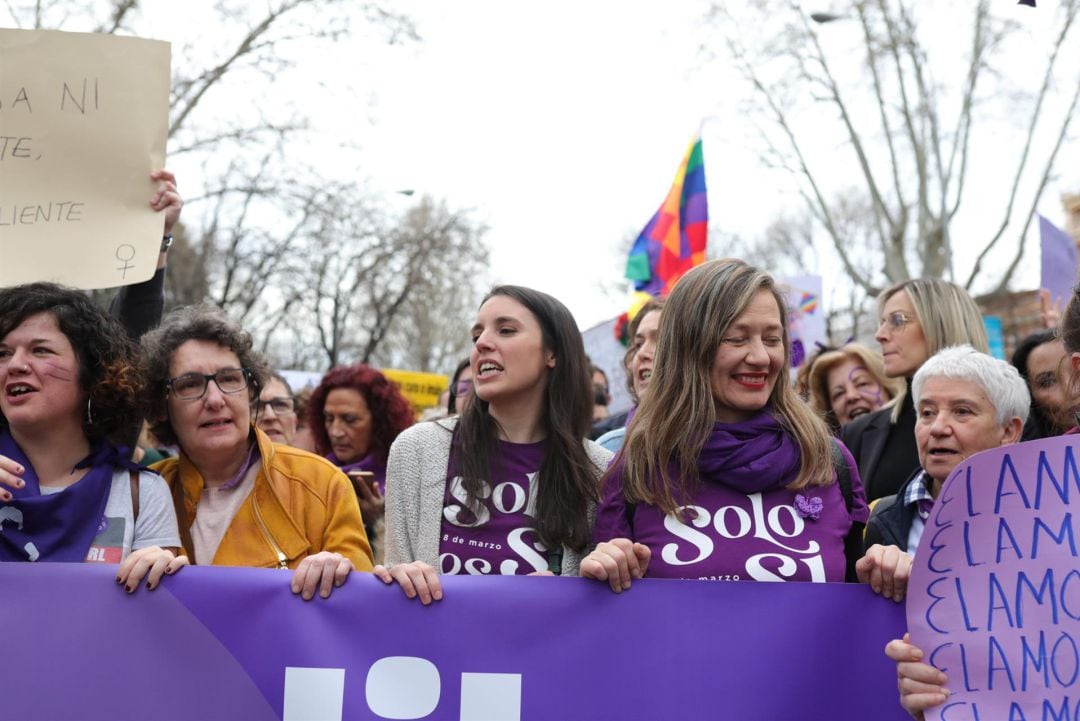 La ministra de Igualdad, Irene Montero (centro), en la manifestación del 8M (Día Internacional de la Mujer), en Madrid a 8 de marzo de 2020. 
 