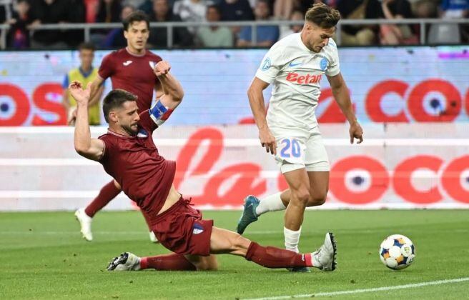 El capità Álex Sanchez, durant una acció defensiva en la primera meitat