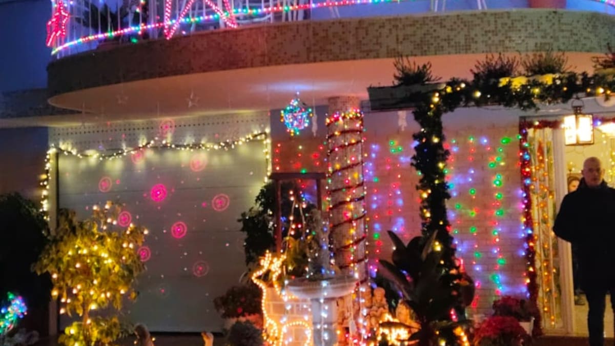 Isabel y Antonio, los vecinos de Benipeixcar que sorprenden con la iluminación navideña de su fachada