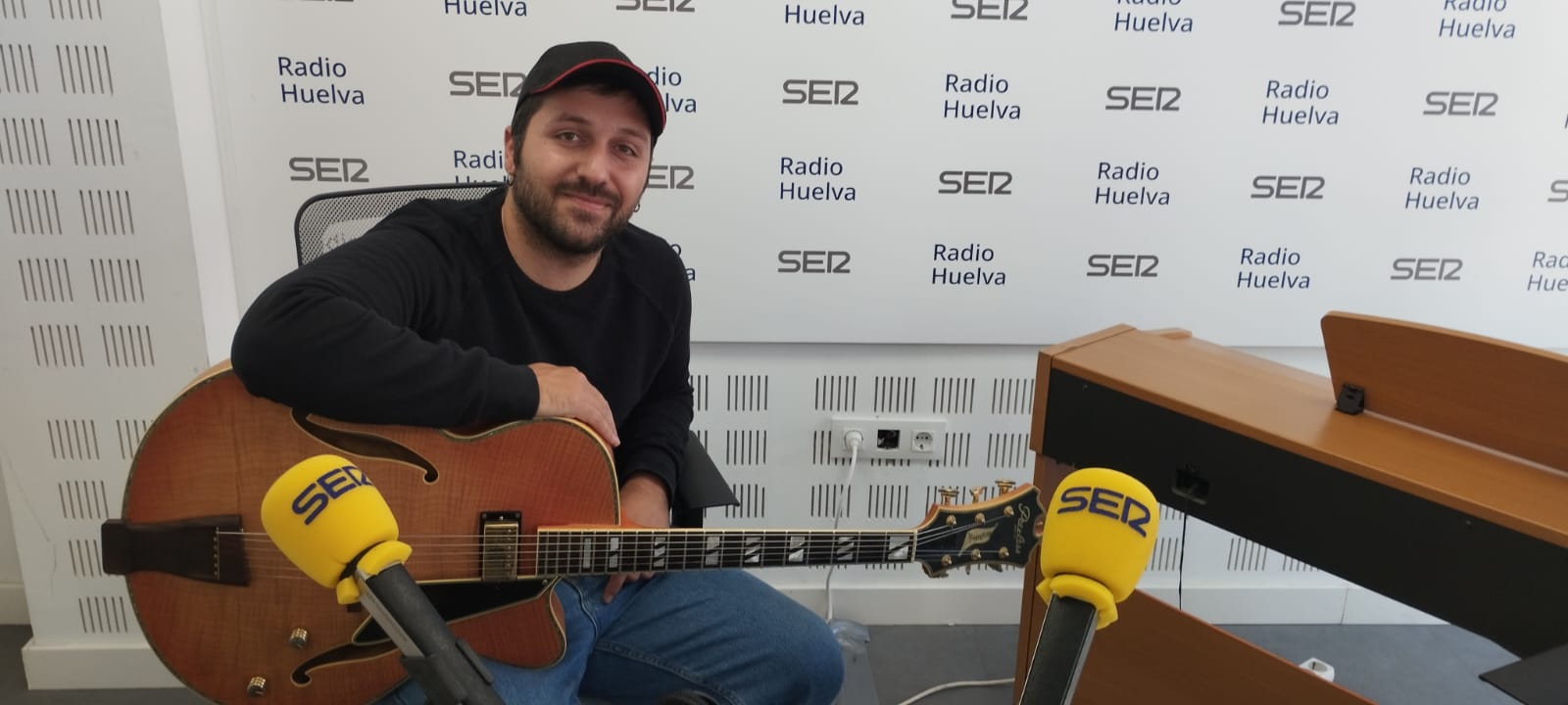 Mario Pousada, guitarrista onubense, especializado en Jazz actúa en directo en Hoy por Hoy Huelva de la Cadena SER