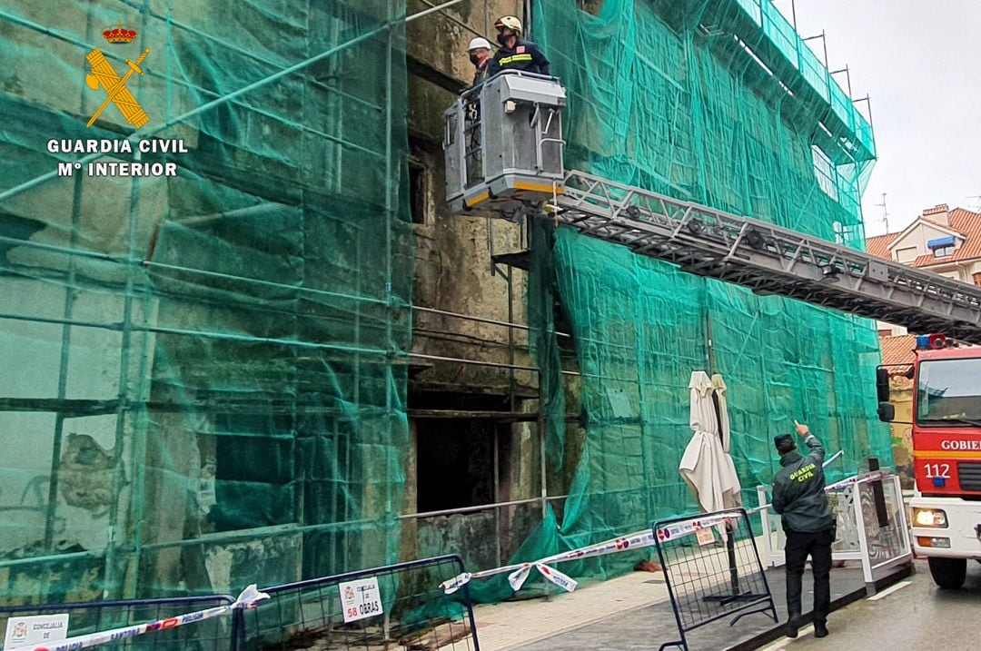 Los bomberos inspeccionan el Palacio de Chiloeches.