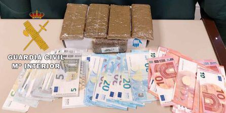 Droga y dinero en metálico incautado por la Guardia Civil.