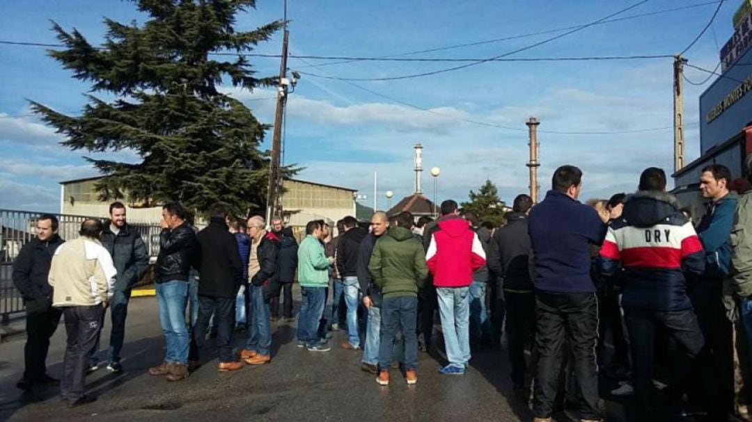 Trabajadores a las puertas de Roldán