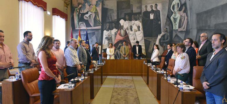 La Corporación ha guardado un minuto de silencio por las víctimas mortales de los tres accidentes de tráfico de esta semana