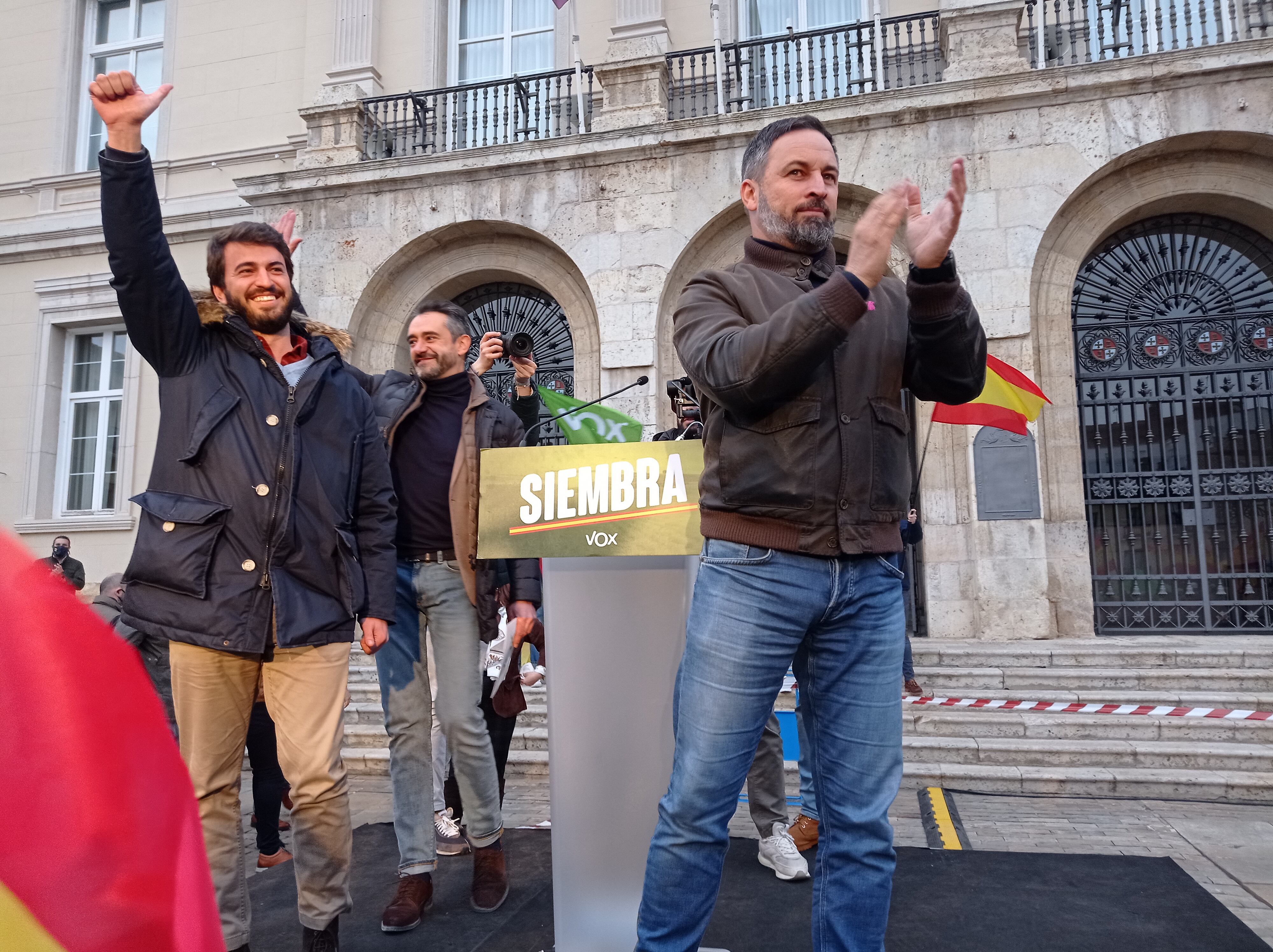 David Hierro, Juan García-Gallardo y Santiago Abascal a su llegada a la Plaza Mayor de Palencia