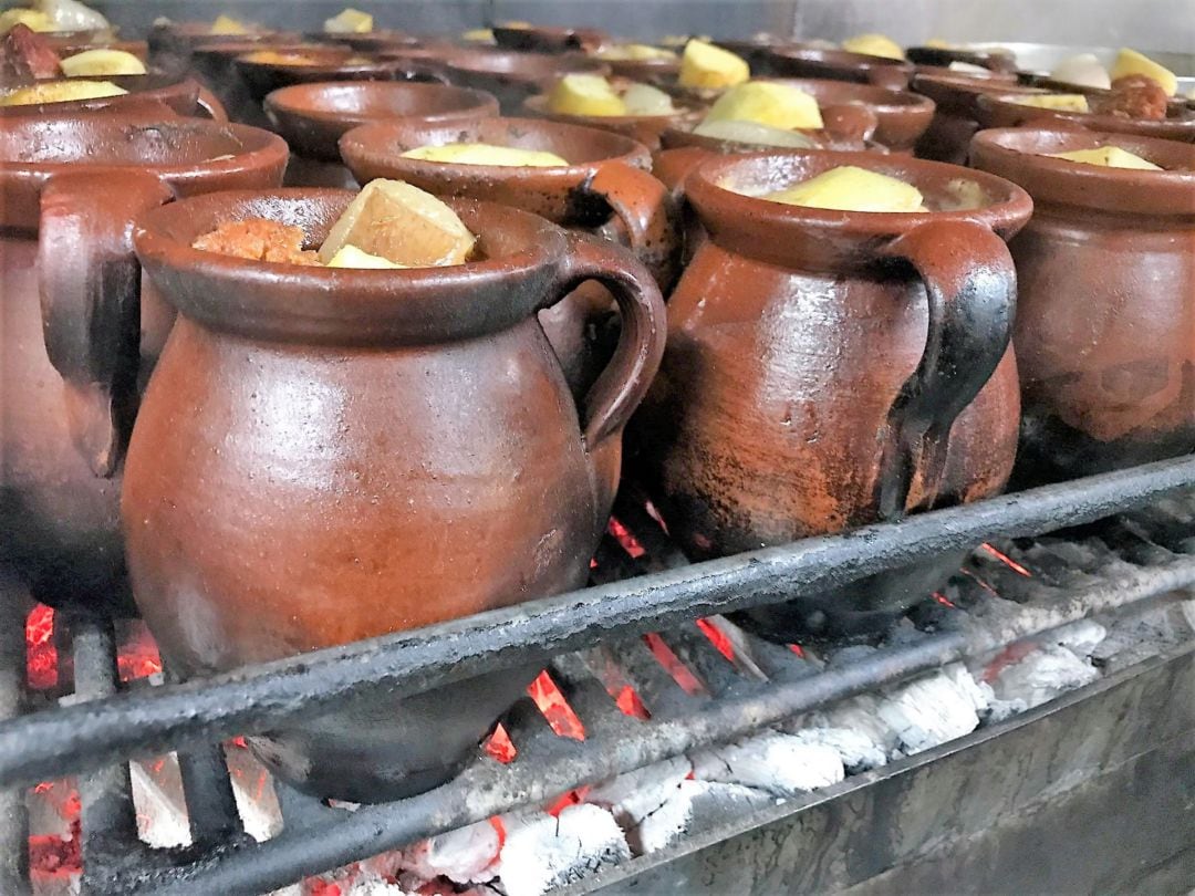 Pucheros individuales con cocido madrileño a fuego lento sobre brasa de encinas