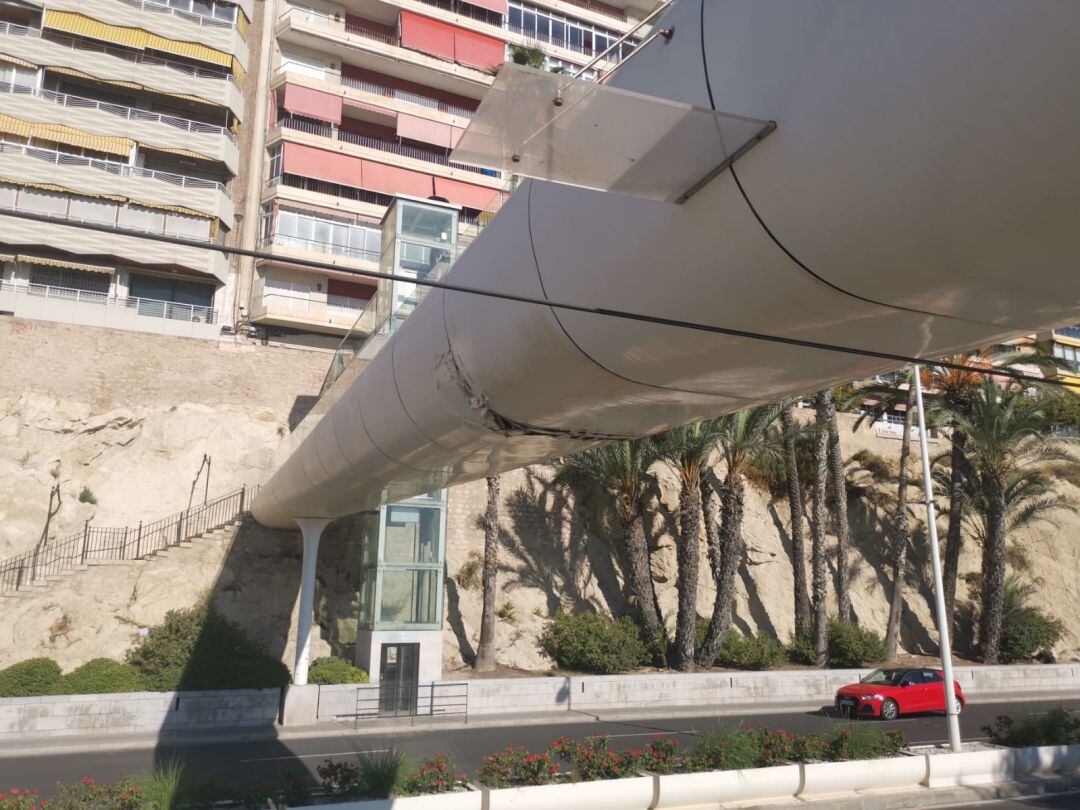 Agujero en la pasarela de la playa del Postiguet