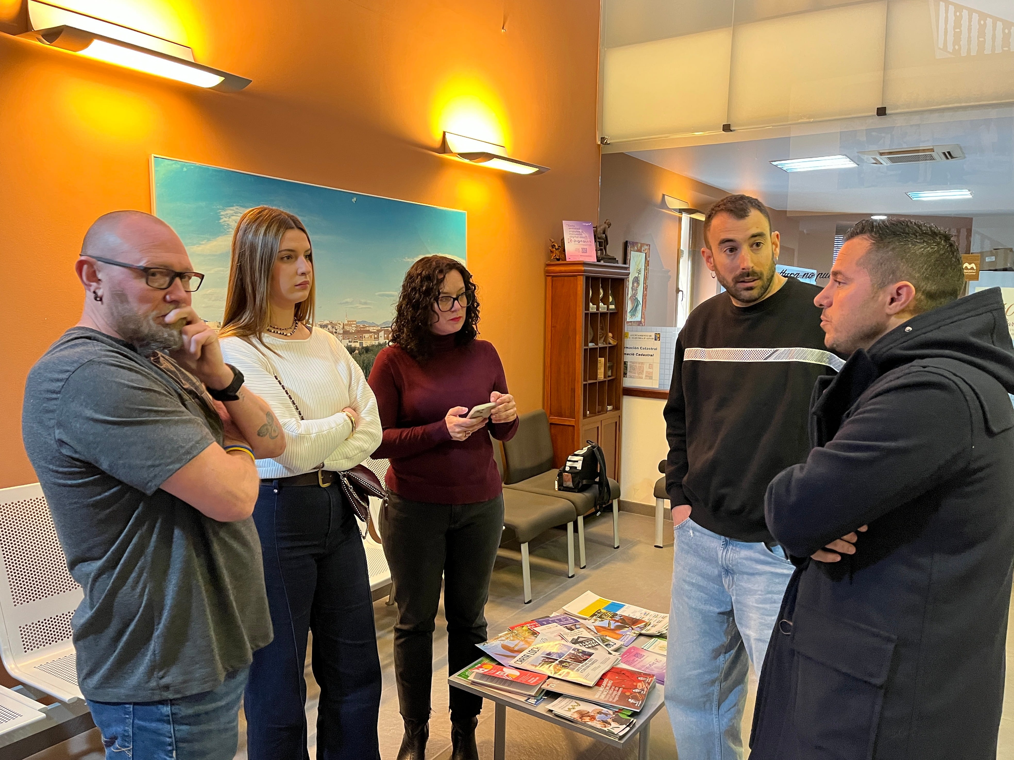 Saray González, edil no adscrita, y el portavoz del PSPV-PSOE Andreu Ripoll, junto a compañeros del partido, esta mañana en el Ayuntamiento de l'Alqueria d'Asnar.