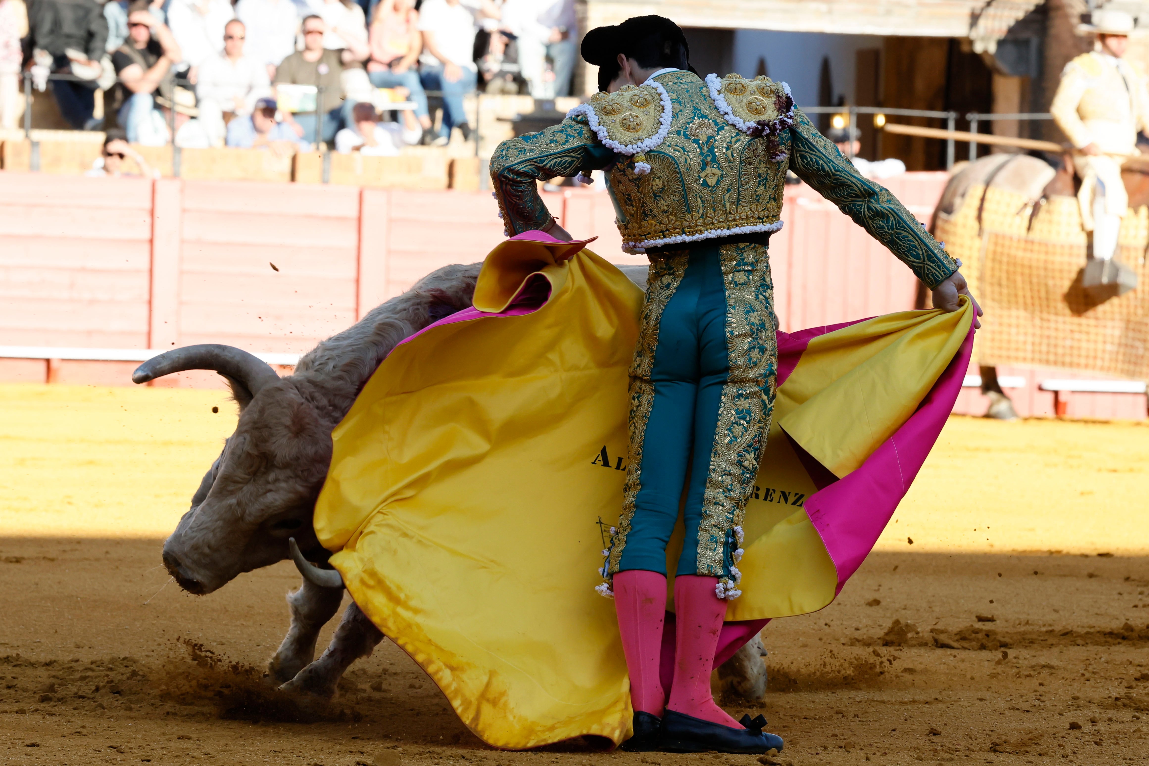 SEVILLA, 12/04/2026.- El diestro Álvaro Lorenzo durante la corrida de toros de la Feria de Abril celebrada este domingo en la plaza de toros de la Real Maestranza, en Sevilla. EFE/José Manuel Vidal