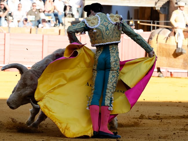 SEVILLA, 12/04/2026.- El diestro Álvaro Lorenzo durante la corrida de toros de la Feria de Abril celebrada este domingo en la plaza de toros de la Real Maestranza, en Sevilla. EFE/José Manuel Vidal