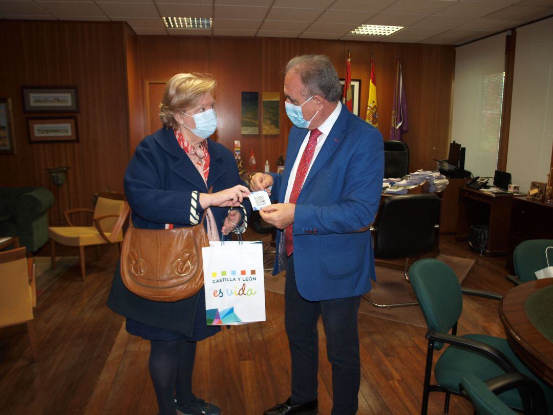 La Junta entrega a las asociaciones de hosteleros de Palencia códigos QR dentro de la campaña de la Agencia de Protección Civil ‘Si te cuidas me cuidas’