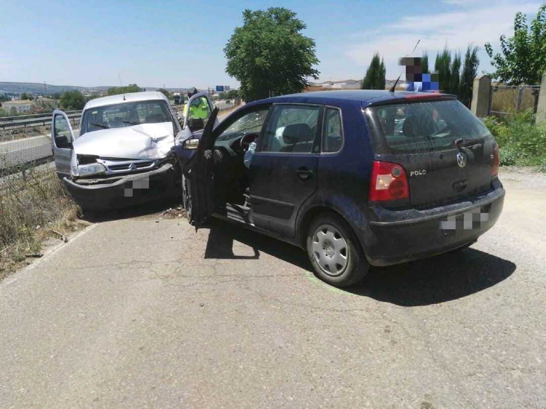 Colisión frontal de dos vehículos en la vía de servicio de la A4 en Andújar.