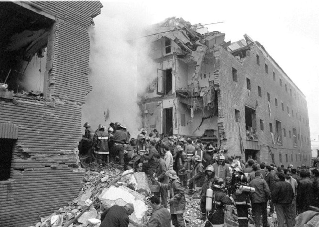 Fotografía de archivo tomada el 11 de diciembre de 1987 del atentado terrorista perpetrado por ETA contra la casa cuartel de la Guardia Civil en Zaragoza