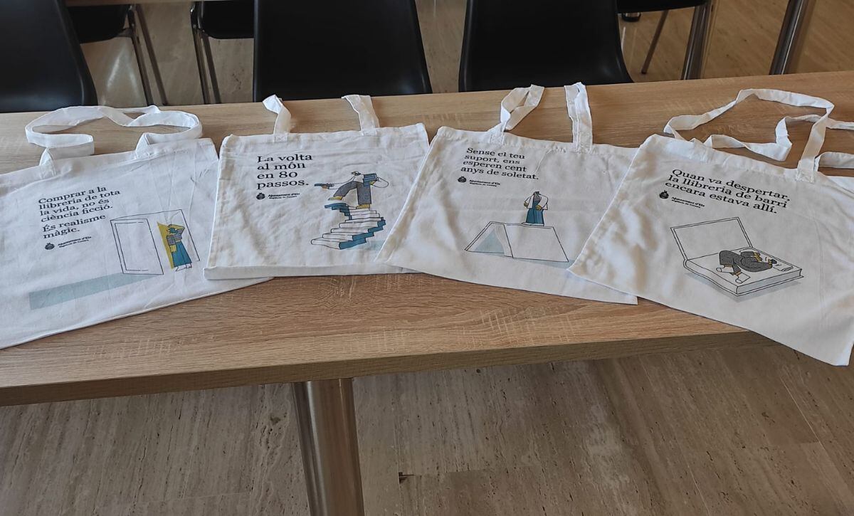 Bolsas con motivo de la campaña de potenciación de compra en librerías locales