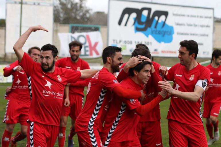 Cristóbal es abrazado por sus compañeros tras marcar en Cáceres el gol del último triunfo de la Cultural