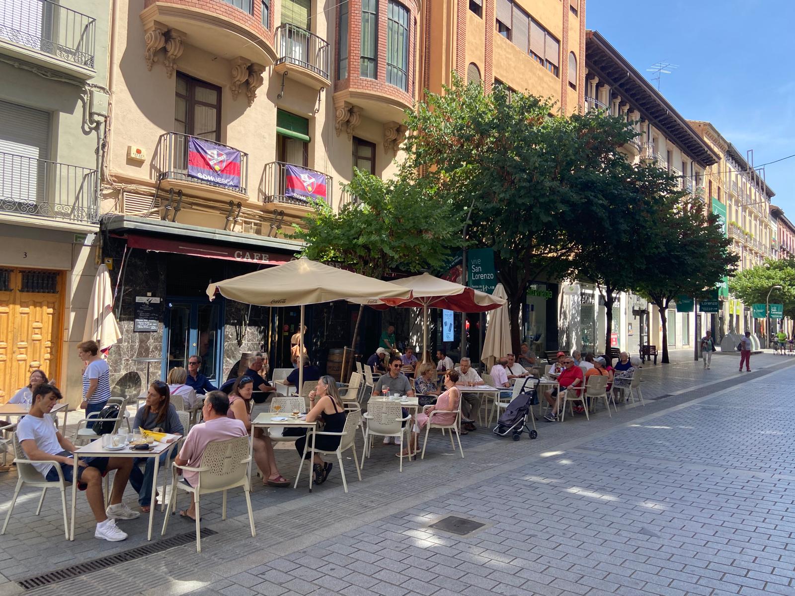 Gente disfrutando de los veladores en Huesca en este domingo de agosto