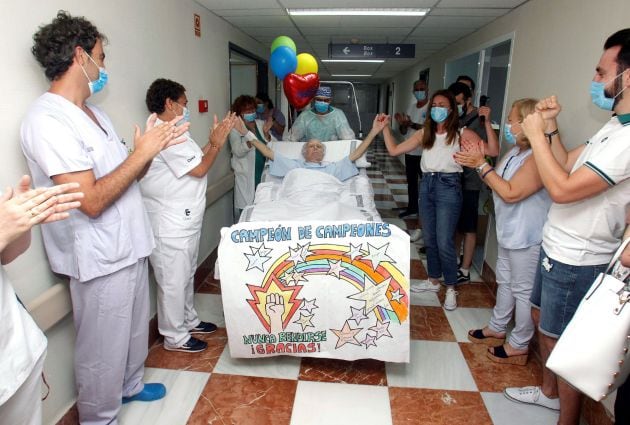 Marcos González de 63 años sale de la UCI para su traslado a planta del Hospital General de Alicante tras 101 días ingresado por la COVID-19