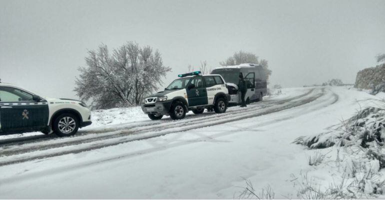 Autobús atrapado en la nieve en el kilómetro 7 de la carretera JA-4204 que une Arbuniel y Huelma.