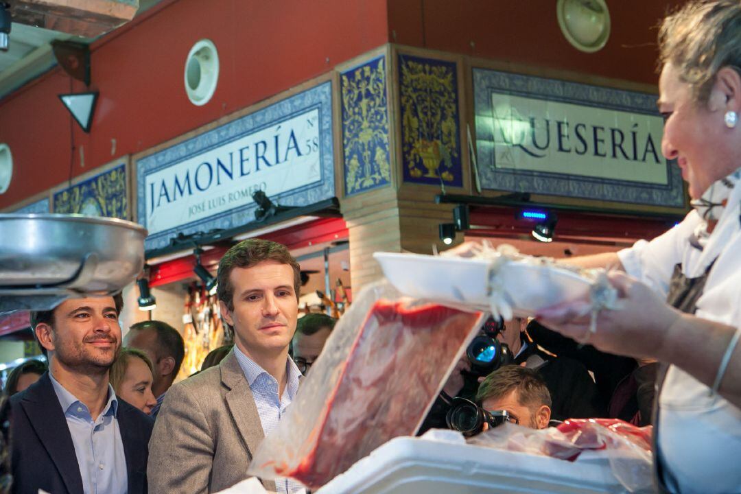 En Sevilla, el presidente del PP, Pablo Casado, visita el mercado de Triana.