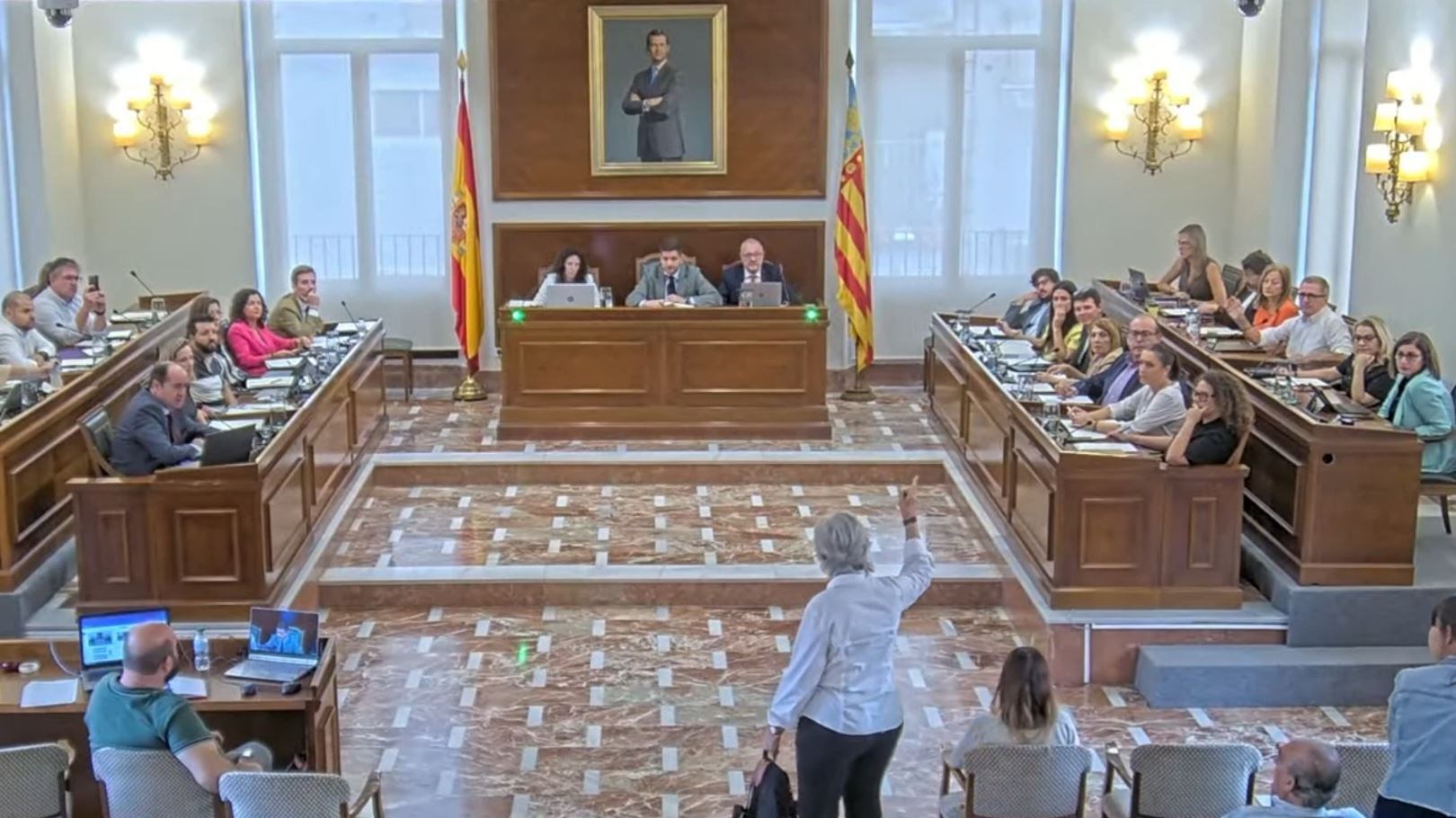 Momento en que una de las vecinas recrimina a la bancada del Gobierno local