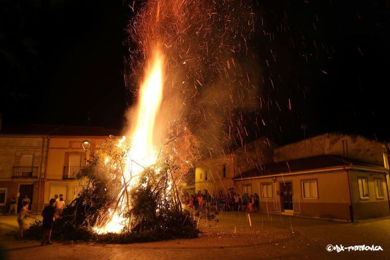 Hoguera que se hace después de la celebración del carro de leña