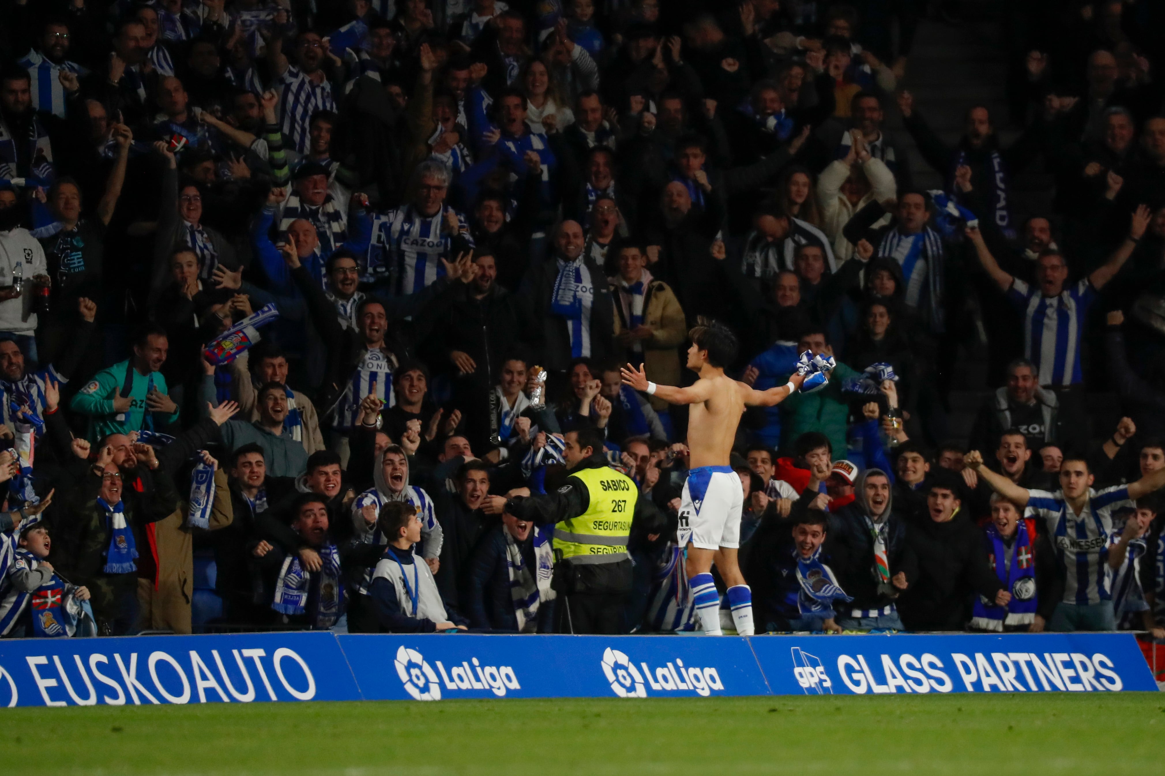 SAN SEBASTIÁN, 14/01/2023.- El delantero japonés de la Real Sociedad Takefusa Kubo celebra su gol, segundo del equipo ante el Athletic, durante el partido de la jornada 17 de la LaLiga Santander que Real Sociedad y Athletic de Bilbao disputan este sábado en el Reale Arena, en San Sebastián. EFE/ Javier Etxezarreta
