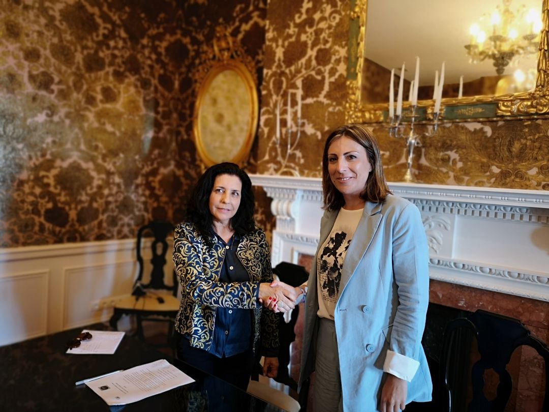 Josefa Valle (APR) y Mari Paz Fernández (PP) en la firma del acuerdo de Gobierno