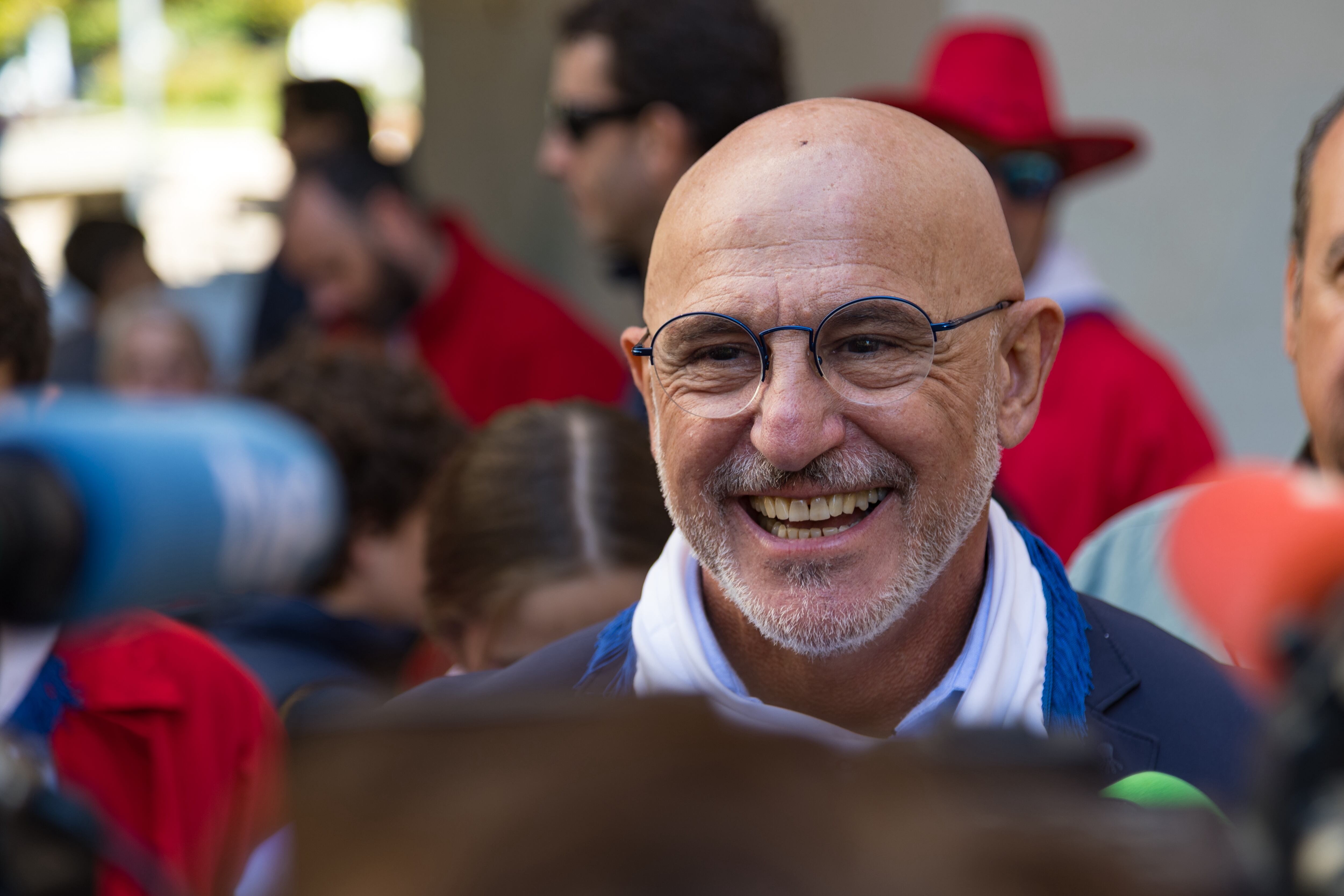 LOGROÑO, 26/09/2025.- El seleccionador nacional de fútbol, Luis de la Fuente, atiende a la prensa tras ser reconocido con las llaves de oro del chamizo de la Peña Logroño, un reconocimiento que entrega esta entidad a personas o entidades que se hayan significado como logroñeses o riojanos.EFE/Fernando Díaz
