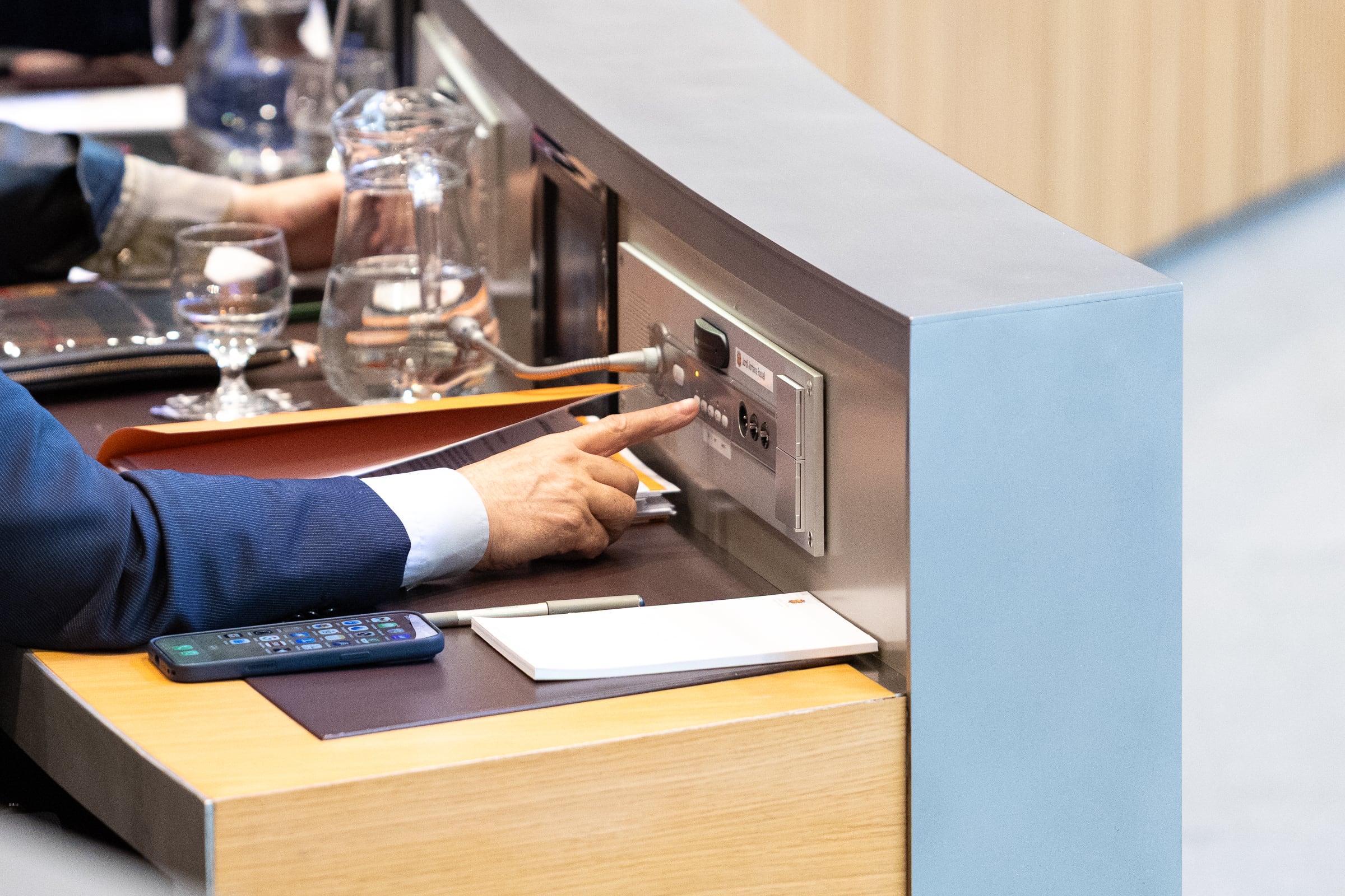 Un dels consellers generals de la majoria votant en contra de la proposta presentada per Pol Bartolomé