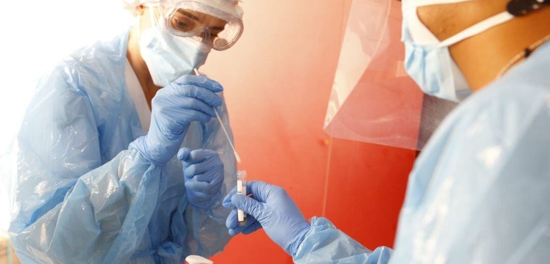 Un sanitario realiza una pruebas PCR