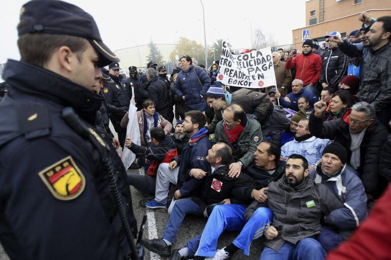 GRA125 FUENLABRADA (MADRID), 15/01/2015.- Trabajadores de la planta de Coca-Cola en Fuenlabrada han protestado hoy en la entrada de la fábrica, custodiada por agentes de Policía Nacional. El sindicato CCOO ha acusado a la empresa de desmantelar la planta, después de que el pasado mes de noviembre la Audiencia Nacional admitiese la solicitud de ejecución provisional de la sentencia que anulaba el ERE de la embotelladora de Coca-Cola. EFE/Víctor Lerena