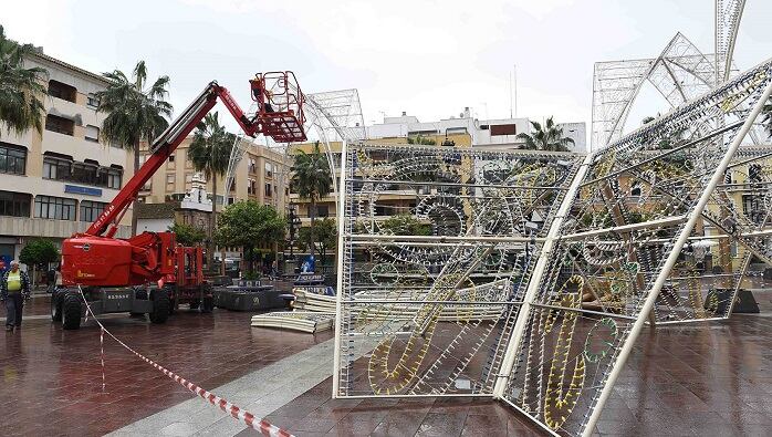 Montaje de luces en la Plaza Alta